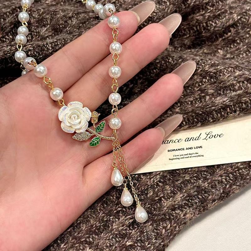 Collana di rose e perle