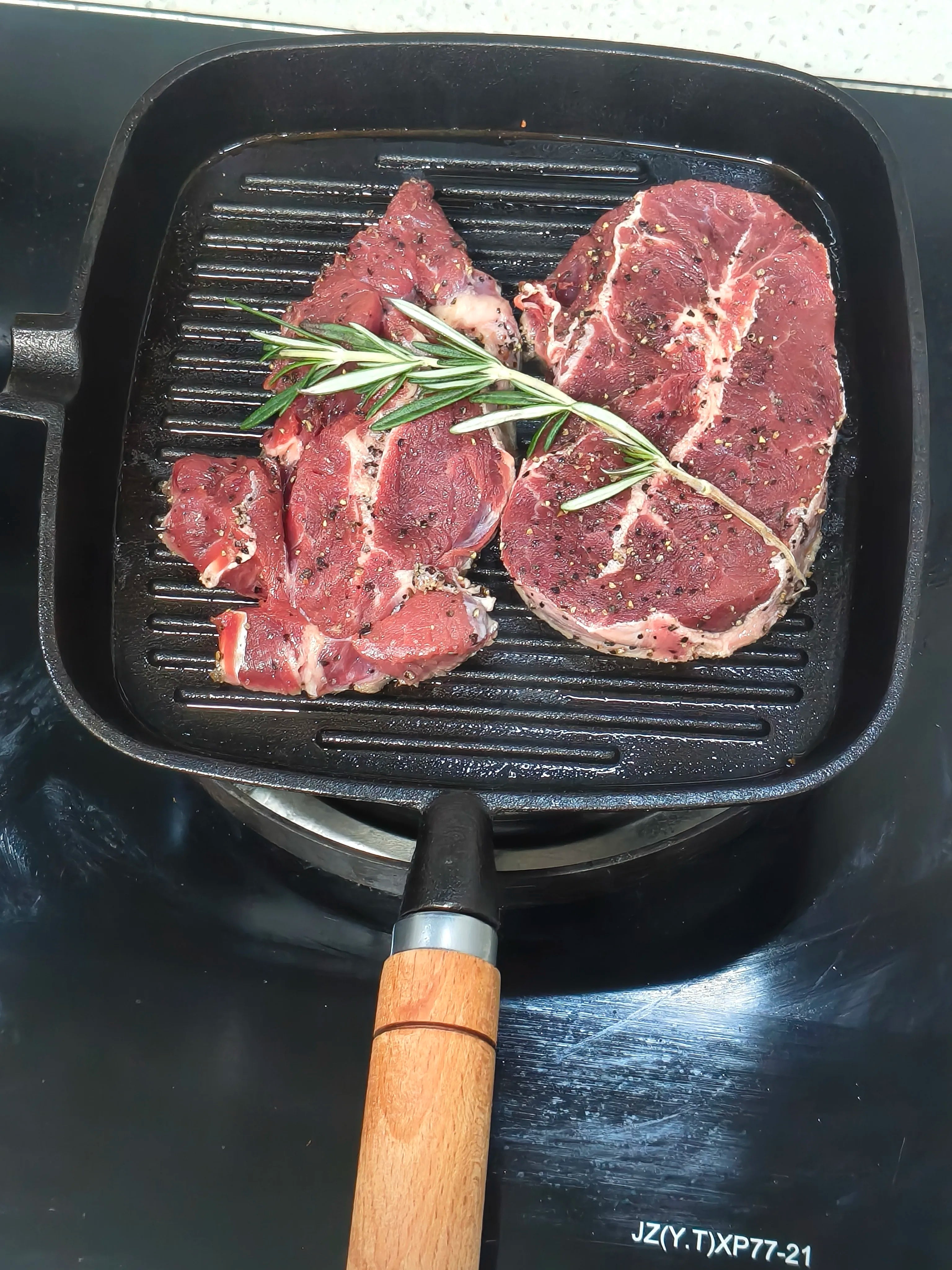Sartén Grill de Hierro Fundido con Mango de Madera — Antiadherente Natural, Apta para Inducción y Gas
