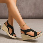 Sandali con zeppa intrecciata