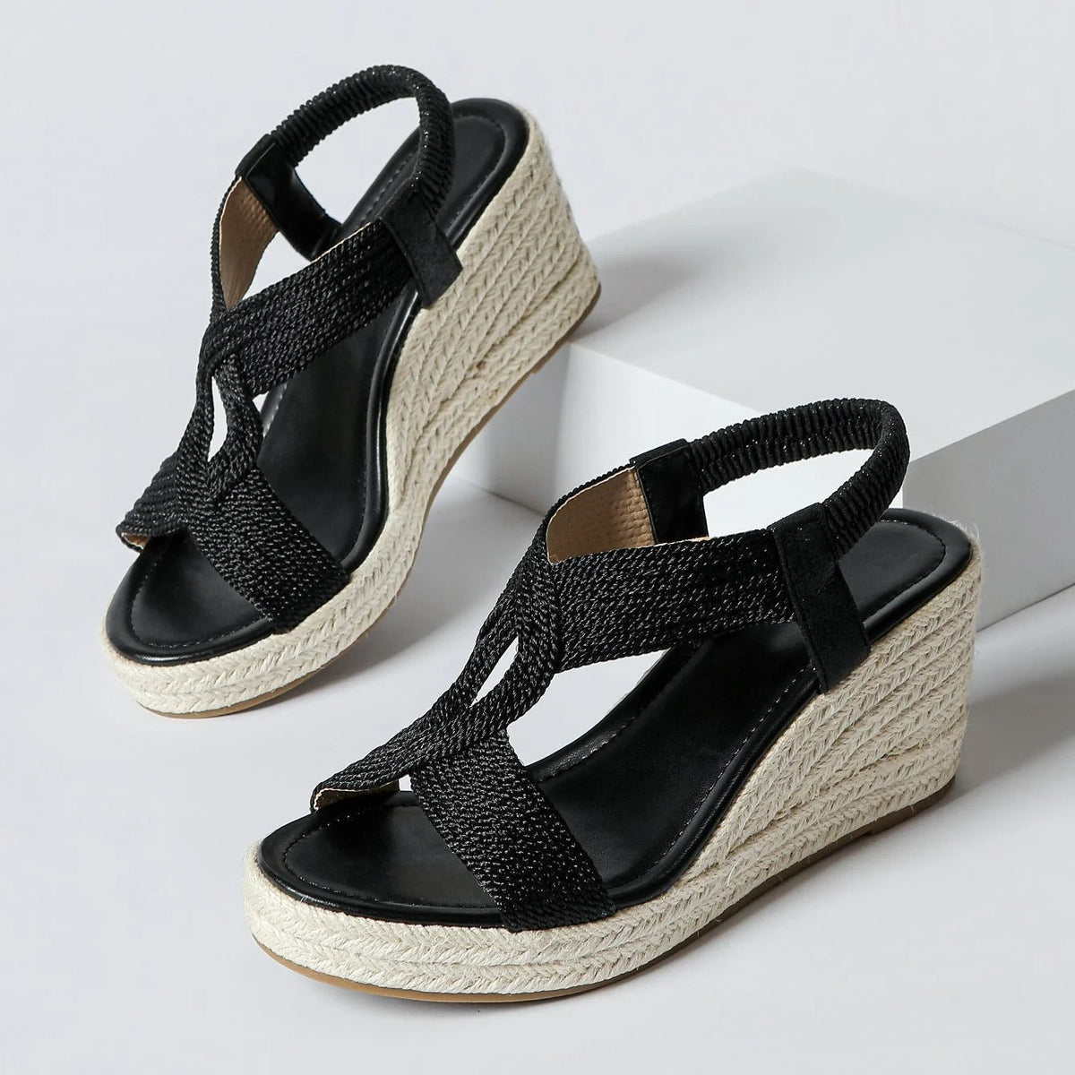 Sandali con zeppa intrecciata