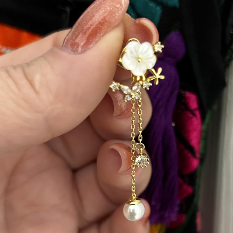 Orecchini a fiore con perla e nappa