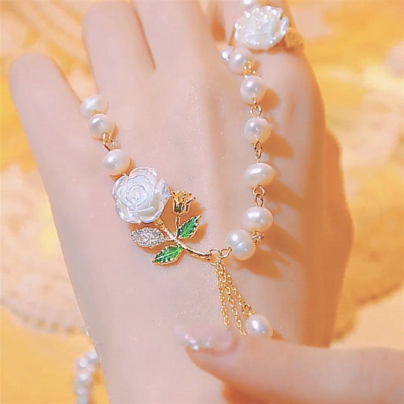 Collana di rose e perle