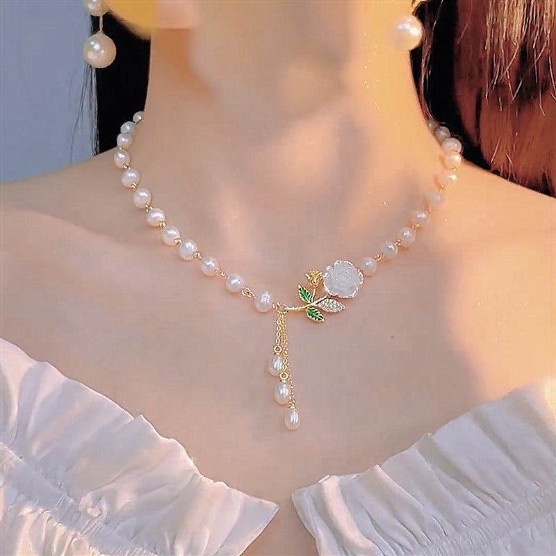 Collana di rose e perle