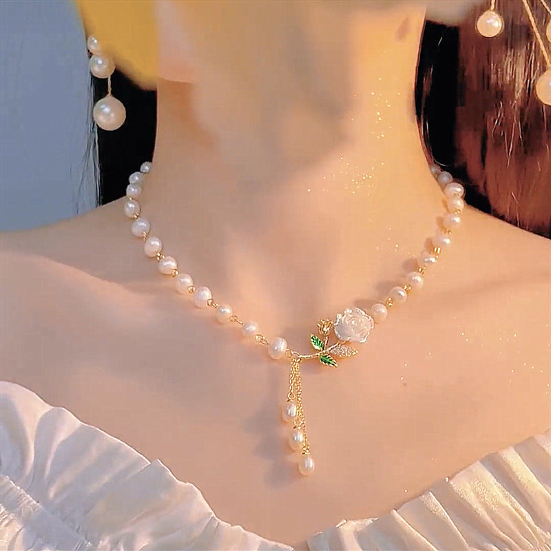 Collana di rose e perle